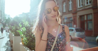 Güneşli gün boyunca Evet güzel genç kadın.