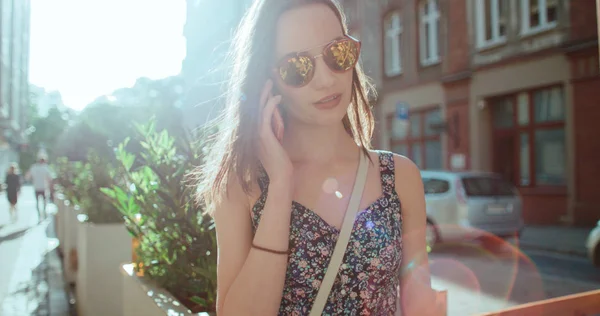 Belle jeune femme parlant au téléphone pendant la journée ensoleillée . — Photo