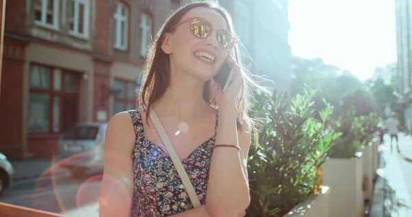 Hermosa mujer joven hablando por teléfono durante el día soleado . —  Fotos de Stock