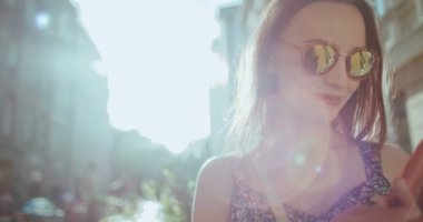 Güneşli gün boyunca Evet güzel genç kadın.