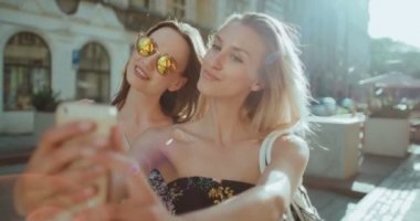 İki genç güzel kız selfie bir şehir sokak alarak. 