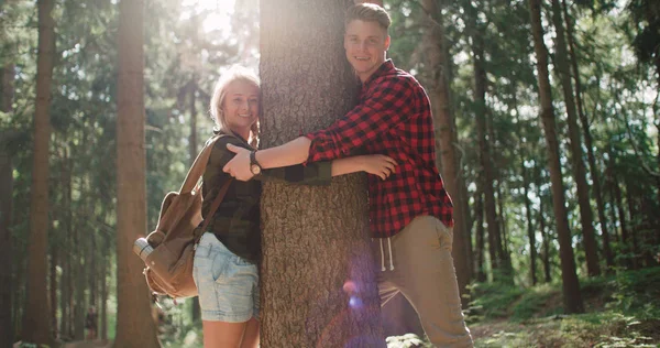 Hermosa Pareja Caucásica Pasar Tiempo Bosque Durante Día Soleado Pareja — Foto de Stock