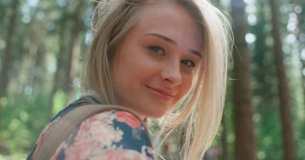 Retrato de una joven caucásica sonriente, al aire libre . — Foto de Stock