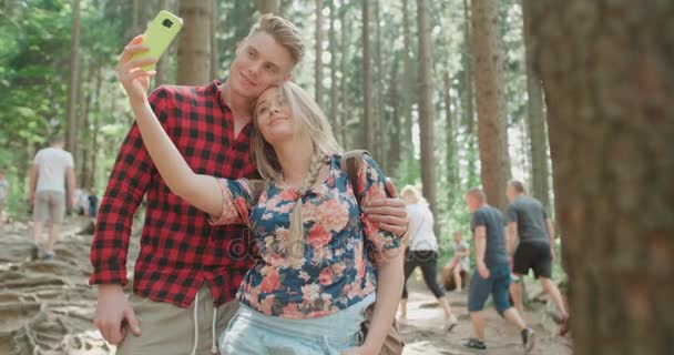Любимая молодая кавказская пара, делающая автопортрет в лесу . — стоковое видео