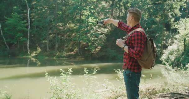 Beau homme sur la nature verte faisant selfie par téléphone . — Video