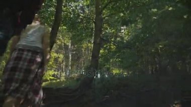 Vakit bir ormanda güneşli gün boyunca güzel çift arka görünümü. 