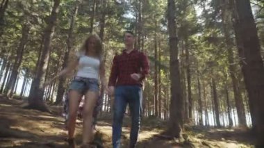 Sevgi dolu çift ormanda yürüyüş gülümseyen.