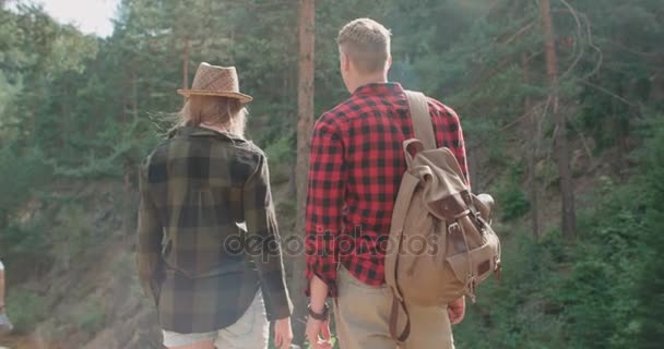 Porträt eines schönen kaukasischen Paares, das bei sonnigem Wetter Zeit im Wald verbringt. — Stockvideo