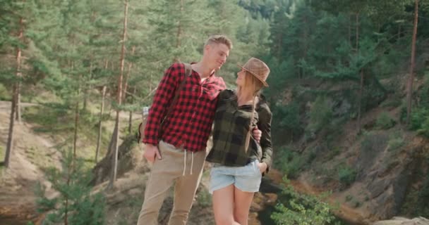 Portrait de beau couple caucasien passant du temps dans une forêt pendant la journée ensoleillée . — Video