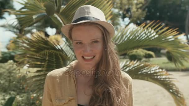 Portret Dziewczyny Słomkowym Kapeluszu Korzystających Lato Tropical Resort Piękna Dziewczyna — Wideo stockowe