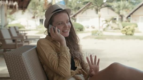 在豪华度假村电话交谈的妇女 — 图库视频影像