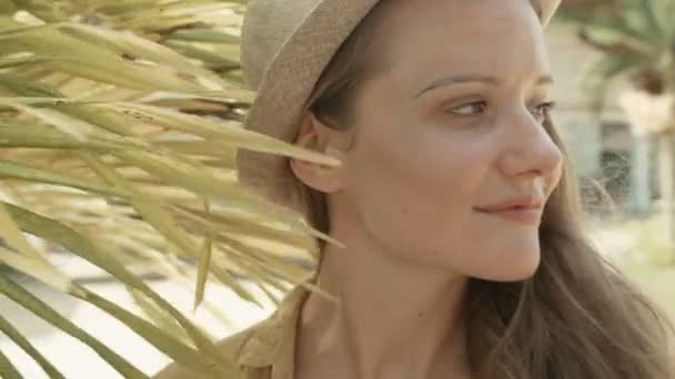 Портрет Красивой Женщины Соломенной Шляпе Наслаждающейся Летом Тропическом Курорте Девочка — стоковое видео