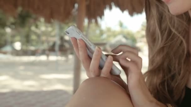 Femeie Atractivă Care Foloseşte Telefonul Staţiunea Tropicală Frumoasă Femeie Youn — Videoclip de stoc