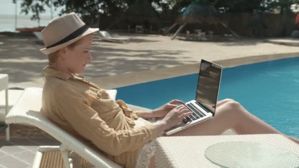 Vrouw Die Werkt Met Computer Vakantie Een Luxeresort Portret Van — Stockvideo