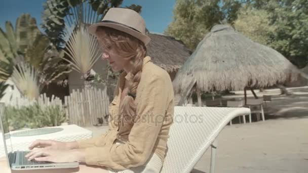 Woman Working Computer Vacation Luxury Resort Portrait Young Woman Using — Stock Video