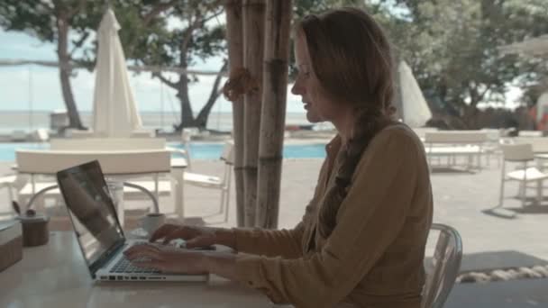 노트북에서 레스토랑에서 에스프레소를 마시는 럭셔리 리조트에서 휴가에 컴퓨터와 하면서 Coffe — 비디오