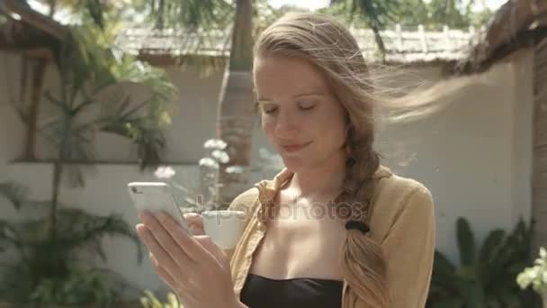 Femeie Atractivă Care Foloseşte Telefonul Staţiunea Tropicală Frumoasă Femeie Youn — Videoclip de stoc