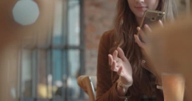 Kadın el restoranda smartphone kullanarak kapatın. Genç kadın holding telefon. 