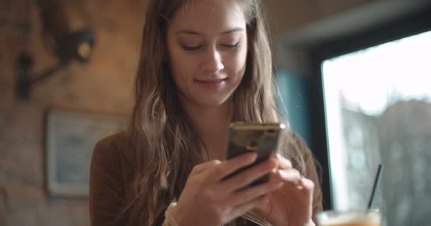 Retrato Uma Jovem Alegre Digitando Uma Mensagem Texto Celular Enquanto — Vídeo de Stock