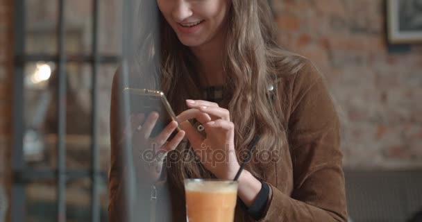 Retrato Uma Jovem Alegre Digitando Uma Mensagem Texto Celular Enquanto — Vídeo de Stock