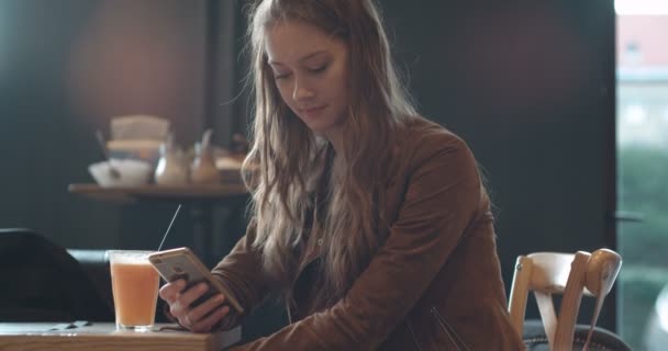 Портрет Веселой Молодой Женщины Печатающей Смс Мобильном Телефоне Сидящей Ресторане — стоковое видео