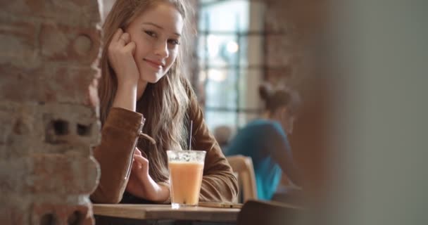 Närbild Porträtt Ung Vacker Kvinna Dricka Apelsinjuice Mysiga Restaurang — Stockvideo