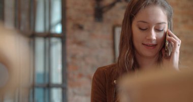 Güzel genç kadın rahat restoranda otururken Evet. 