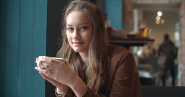 Kafede kahve güzel düşünceli kadın.