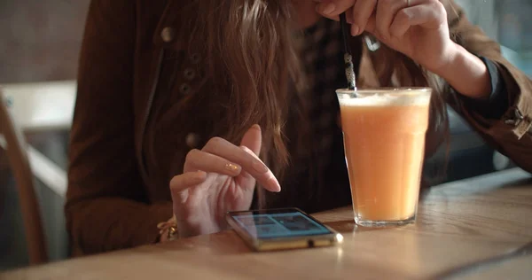 Primer Plano Las Manos Femeninas Usando Smartphone Restaurante Mujer Joven —  Fotos de Stock