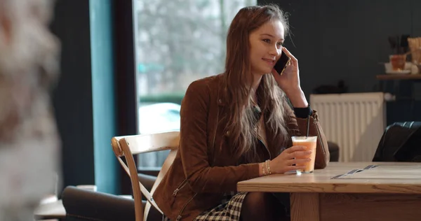Hermosa Mujer Joven Hablando Por Teléfono Mientras Está Sentada Acogedor —  Fotos de Stock