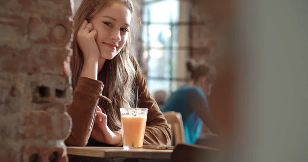 Primer Plano Retrato Una Joven Hermosa Mujer Bebiendo Jugo Naranja —  Fotos de Stock