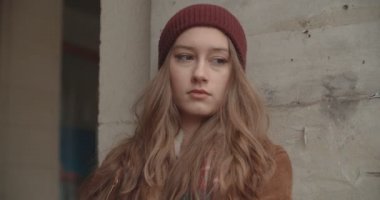 Sokak bir şehirde güzel üzgün endişeli kadın.