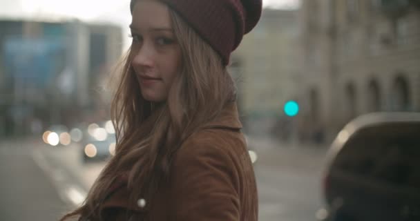 站在城市街道上的美丽女人的肖像 摆在相机 — 图库视频影像