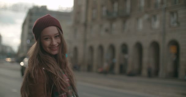 Retrato Bela Mulher Youn Uma Rua Cidade Sorrindo Para Uma — Vídeo de Stock