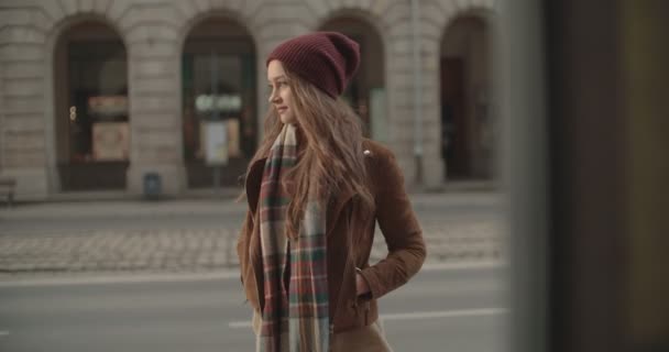 Porträtt Vackra Youn Kvinna Stående Stadsgata Och Leende Till Kamera — Stockvideo