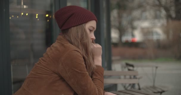 Όμορφη Λυπημένη Γυναίκα Κάθεται Μόνος Στο Εστιατόριο Εξωτερικούς Χώρους — Αρχείο Βίντεο