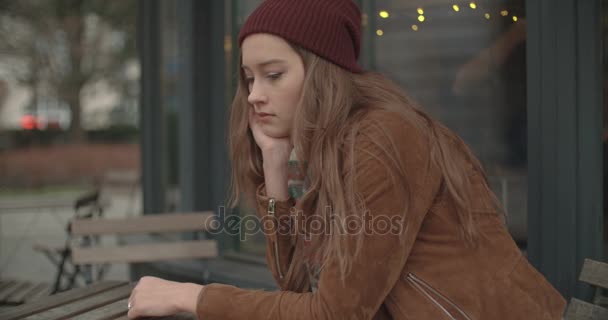 屋外レストランで一人で座って悲しい美人 — ストック動画