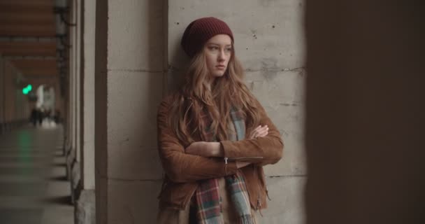 Mulher Ansiosa Triste Bonita Uma Rua Cidade — Vídeo de Stock