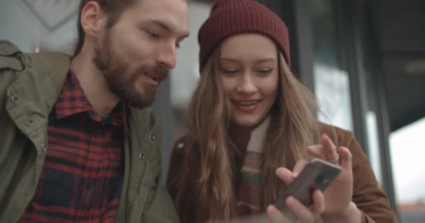 Piękna Para Patrząc Smartphone Siedząc Restauracji Zewnątrz — Wideo stockowe
