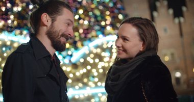 Genç güzel çift şehir geceleri sokak konuşuyor. Güzel genç çift bir gece Tarih.