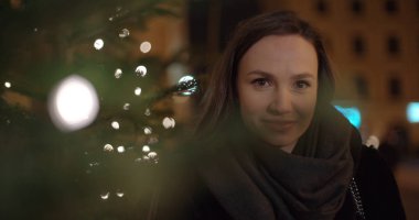 Duran sokak bir şehirde bir fotoğraf makinesi isteyen güzel esmer kız.