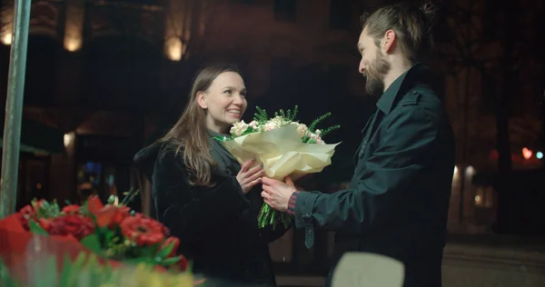 Hermosa Pareja Joven Una Cita Nocturna Joven Hombre Eligiendo Flores — Foto de Stock