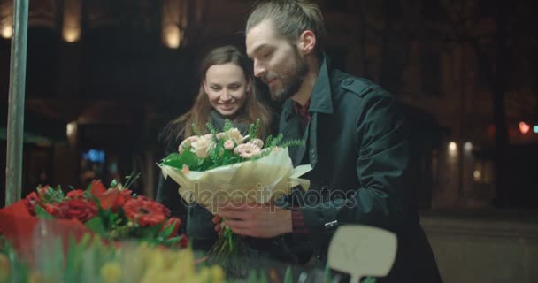 Belo Casal Jovem Encontro Noturno Jovem Homem Escolhendo Flores Para — Vídeo de Stock