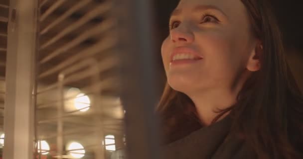 Egy Gyönyörű Lány Egy Éjszakai Város Fényeit Portréja — Stock videók