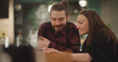 Güzel çift restoranda otururken telefon kullanma.