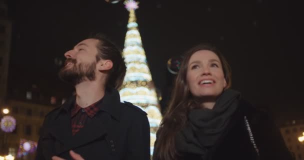 Mooie Paar Plezier Onder Grote Zeepbellen Een Stad Bij Nacht — Stockvideo