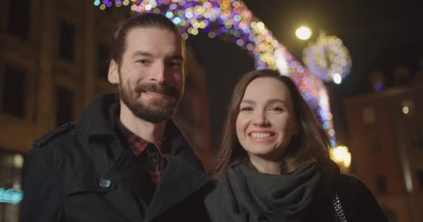 美丽的年轻夫妇在一个晚上的约会 年轻美丽的情侣站在城市街道上的夜晚 — 图库视频影像