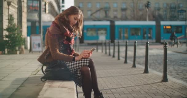 Belle Jeune Femme Tapant Téléphone Pendant Journée Ensoleillée — Video