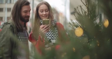 Genç güzel çift anılar ve sosyal medya resimleri paylaşmak online mobil uygulaması ile.
