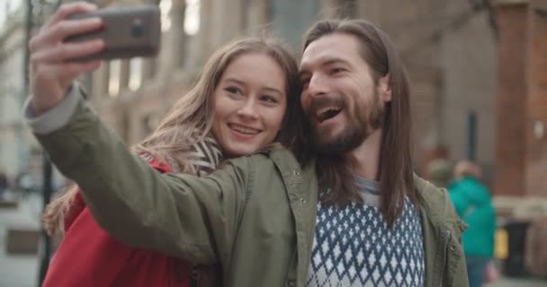 Junges Schönes Paar Macht Selfie Einer Stadt — Stockvideo